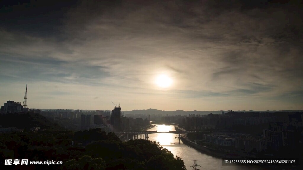 夕陽下的河畔美景