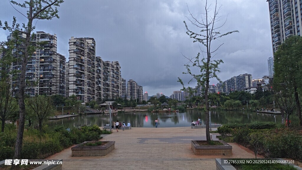 城市雨后的河畔景觀