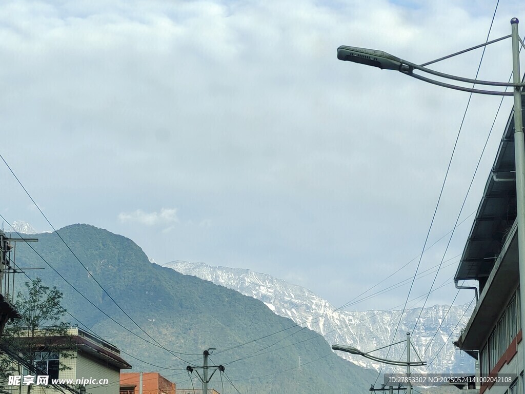 山間城鎮路燈與遠處雪山