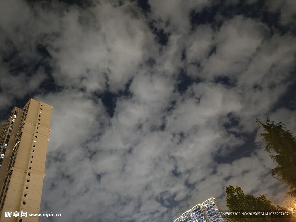 城市夜空下的云朵景觀