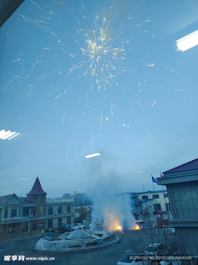 窗外絢爛煙花綻放景象