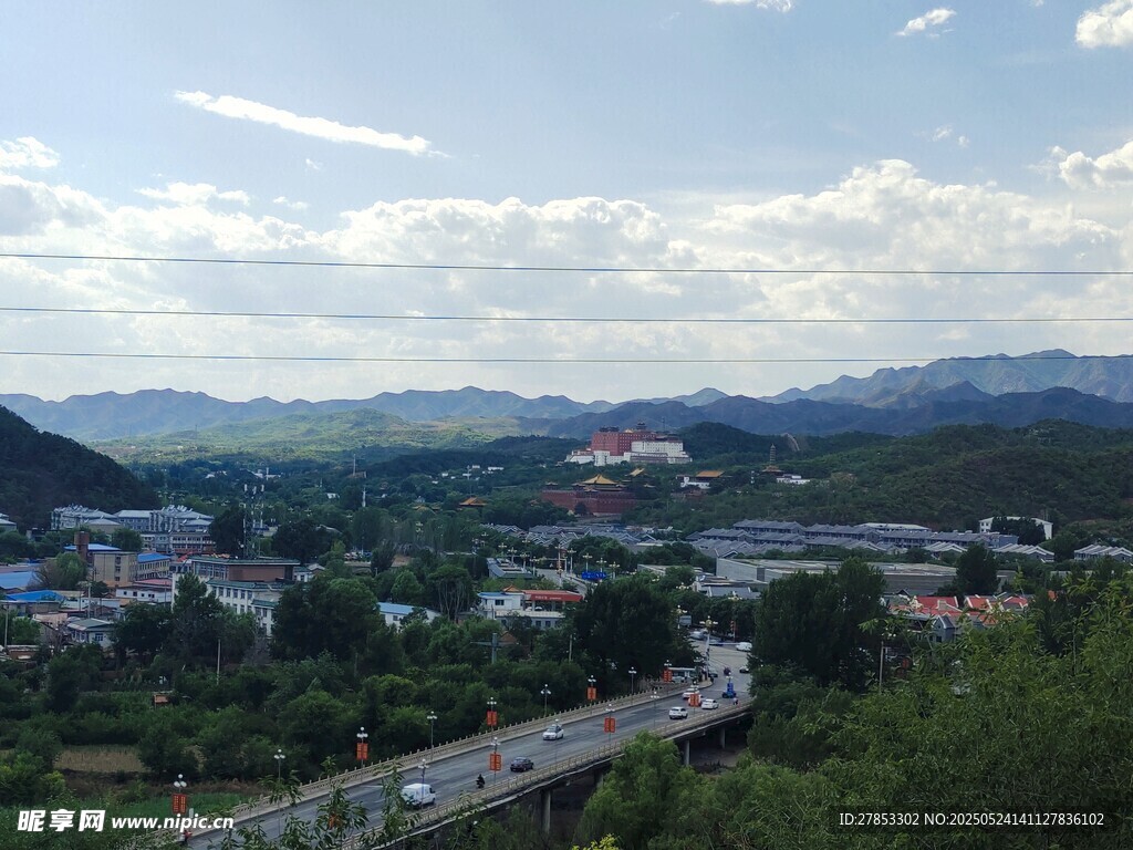 俯瞰山間城鎮美麗景致