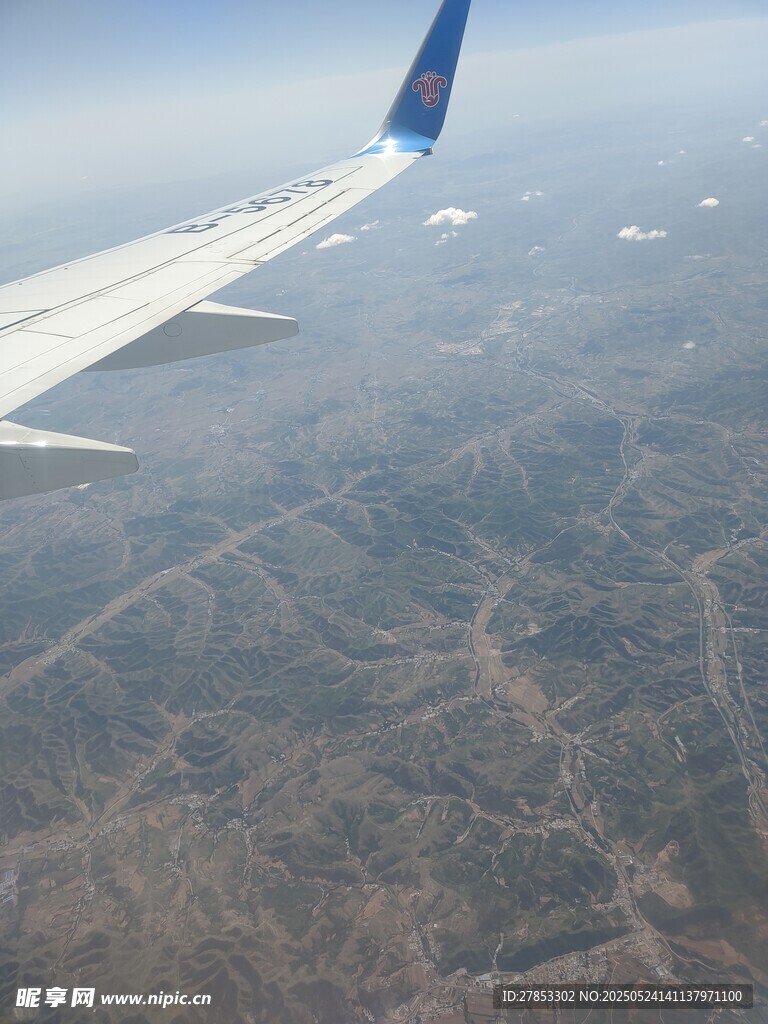 飛機舷窗下的大地景觀