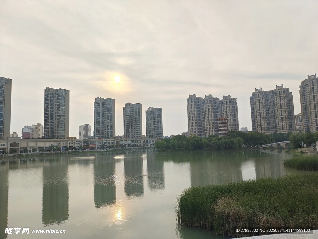 城市湖畔高樓倒影美景