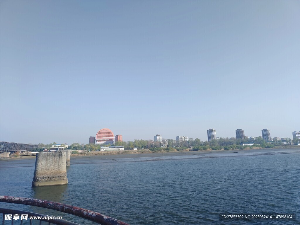 城市濱水風光遠眺