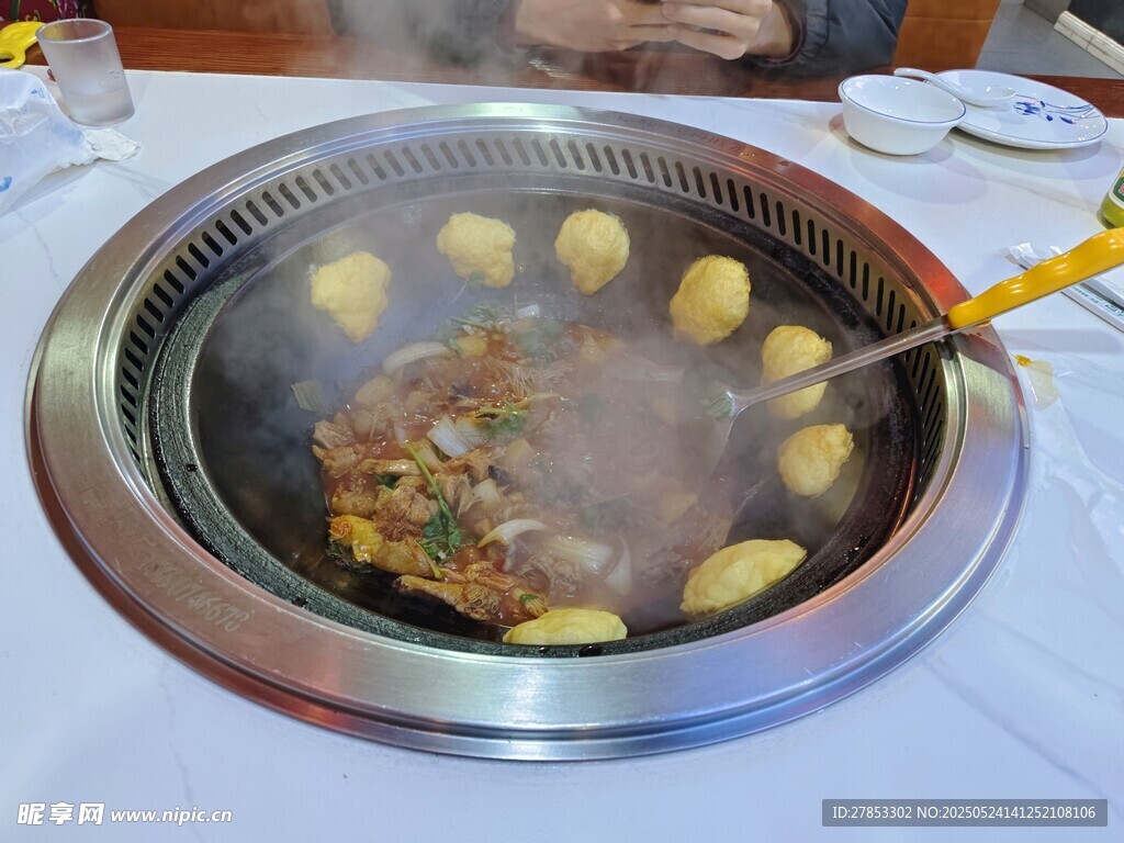 熱氣騰騰的火鍋涮煮場景