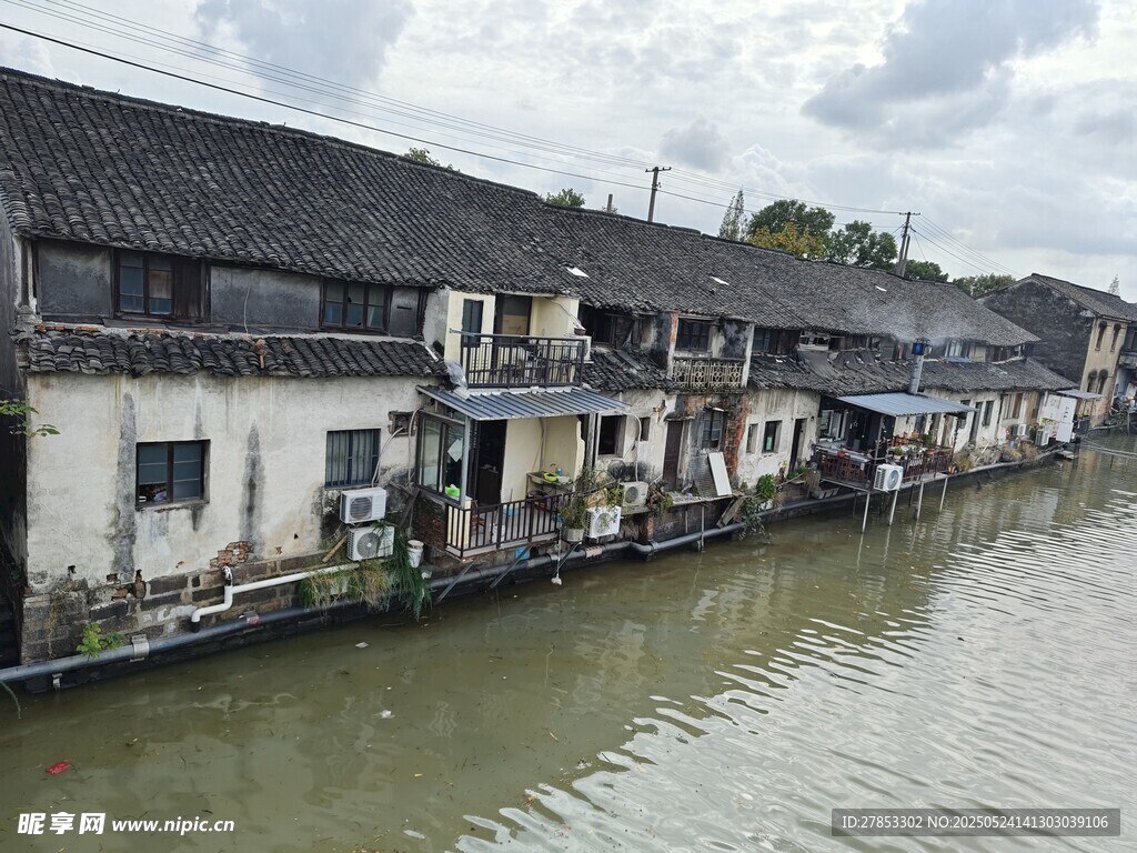 江南水鄉沿河民居風貌