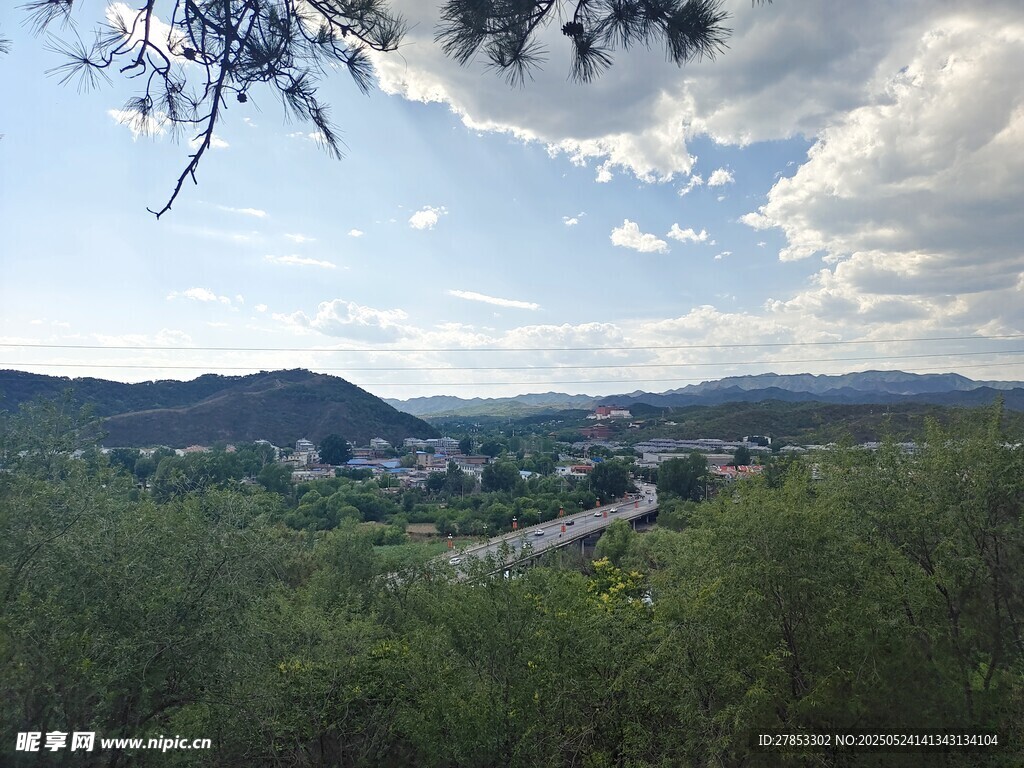 山間綠野中的開闊景致
