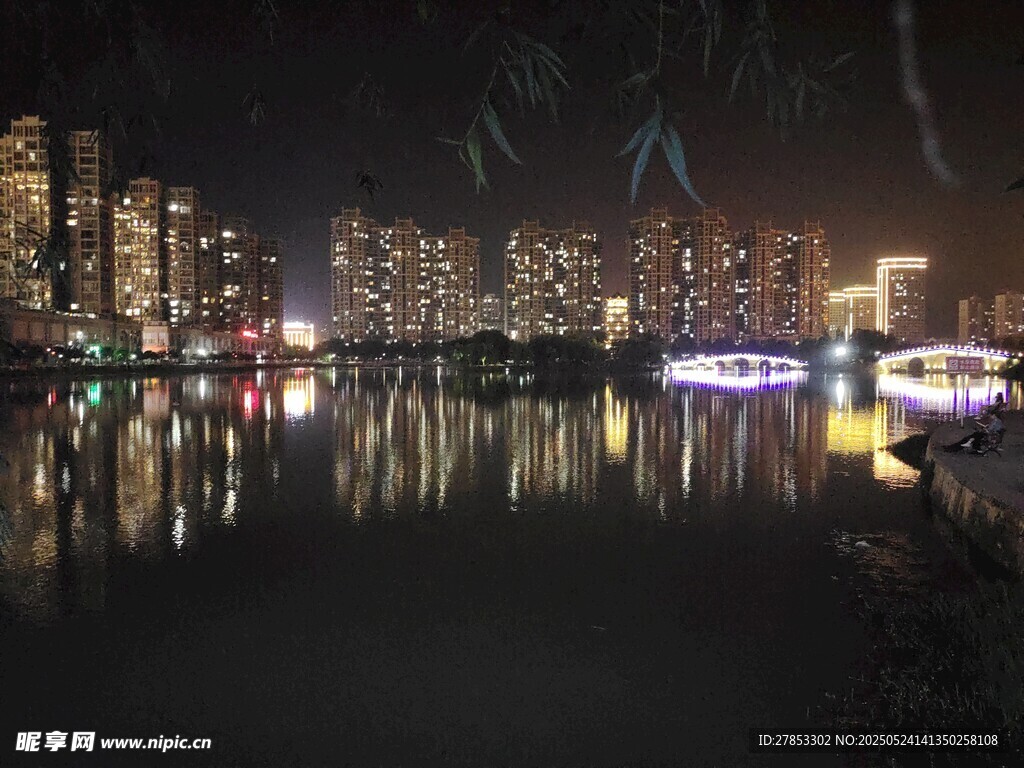 城市夜景湖面倒影
