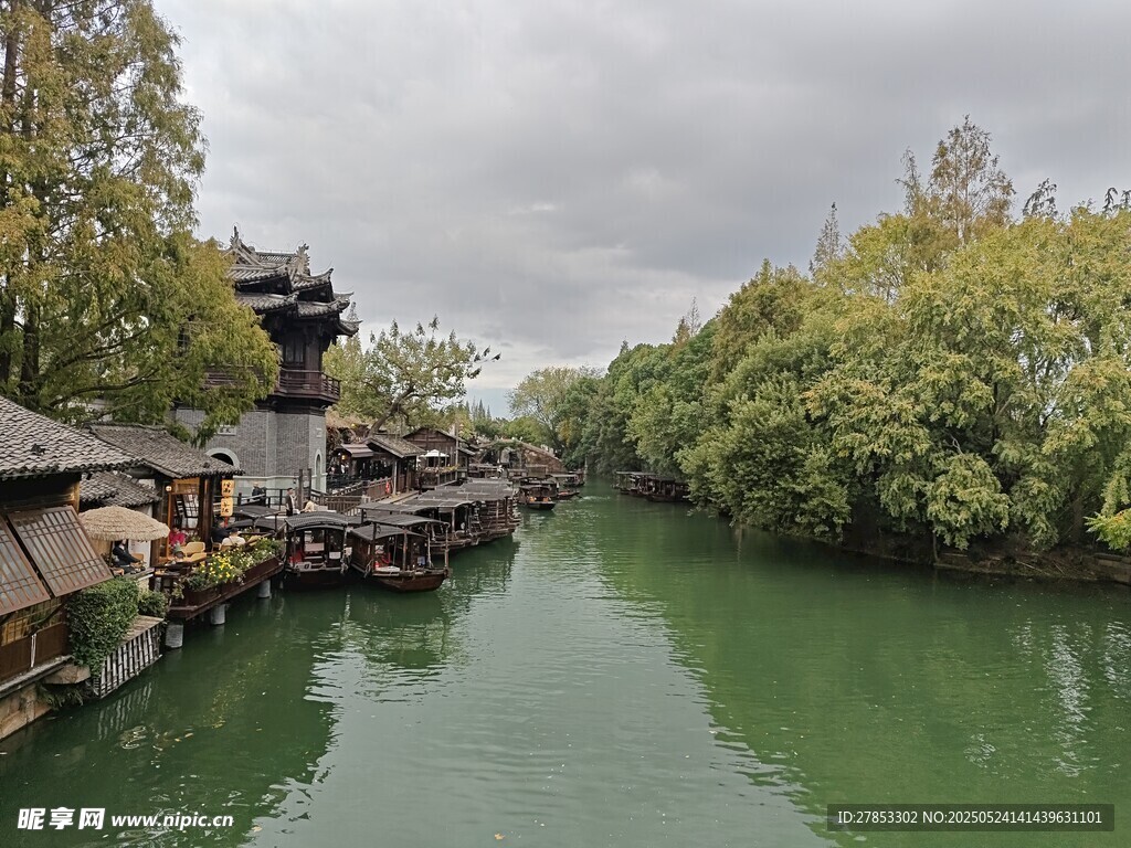 江南水鄉河畔古樸景致