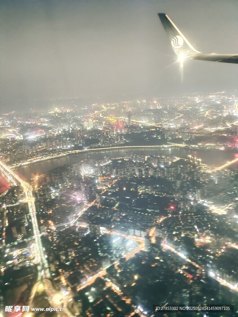 高空俯瞰城市璀璨夜景