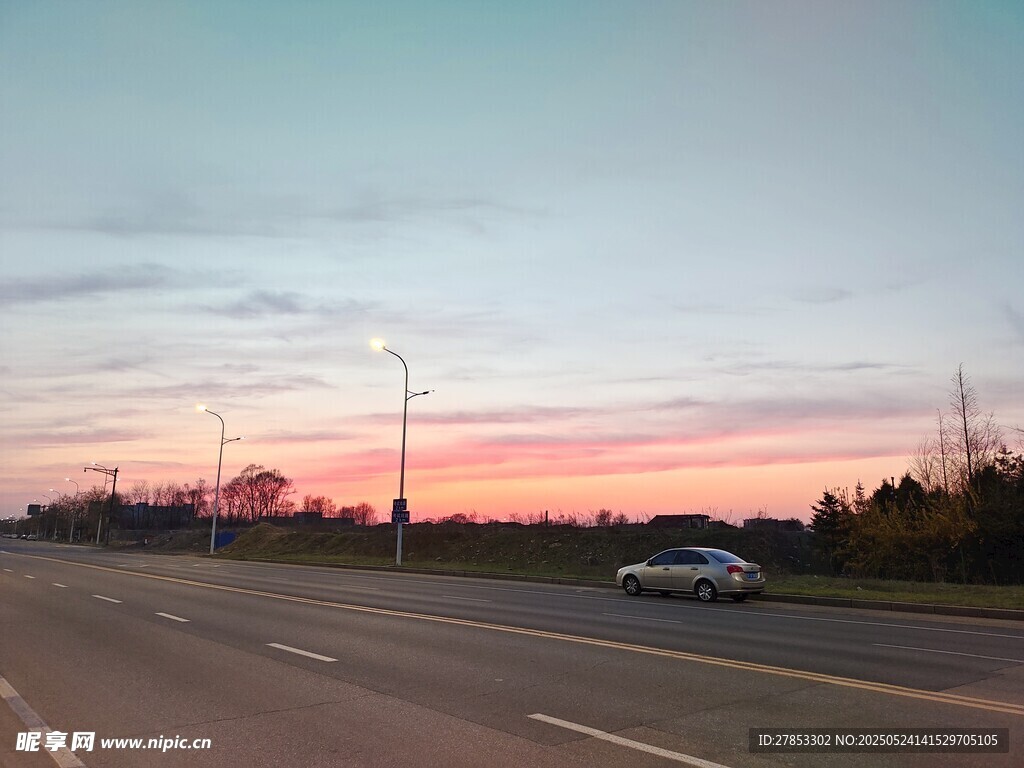 公路上的日落美景