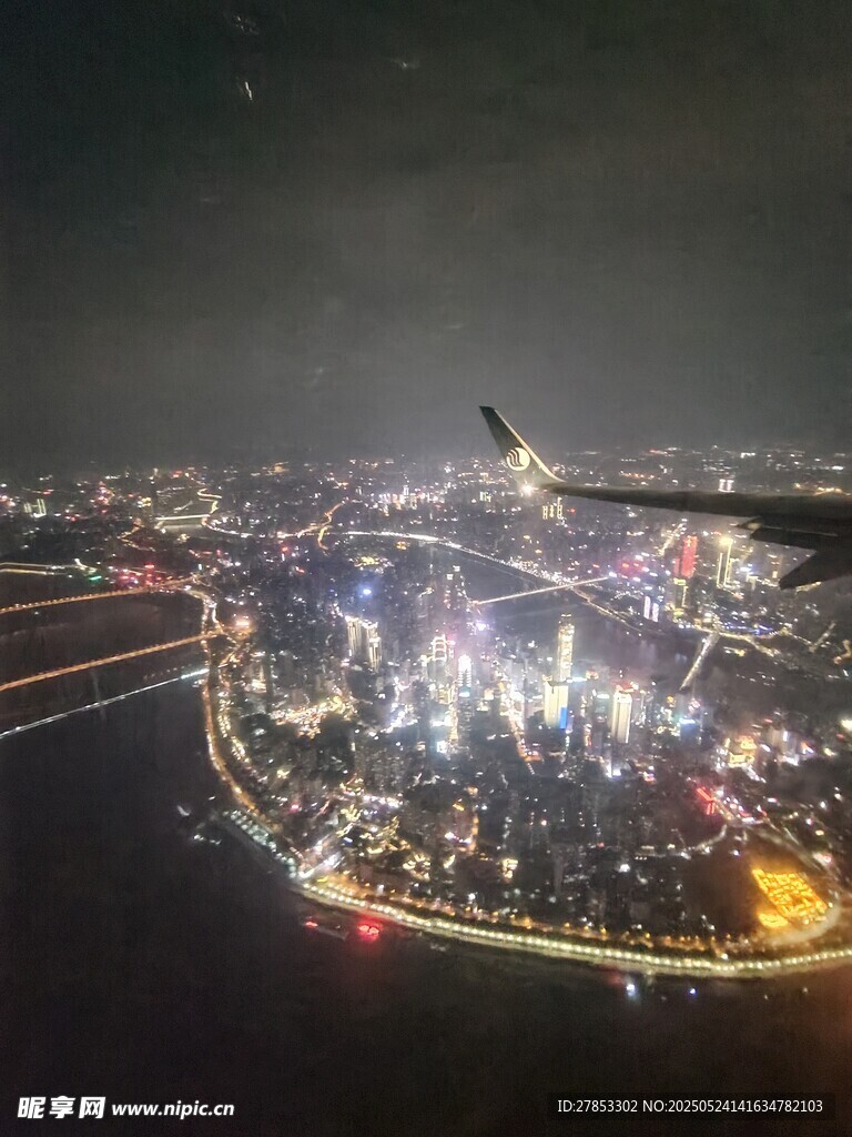 城市璀璨夜景空中俯瞰圖