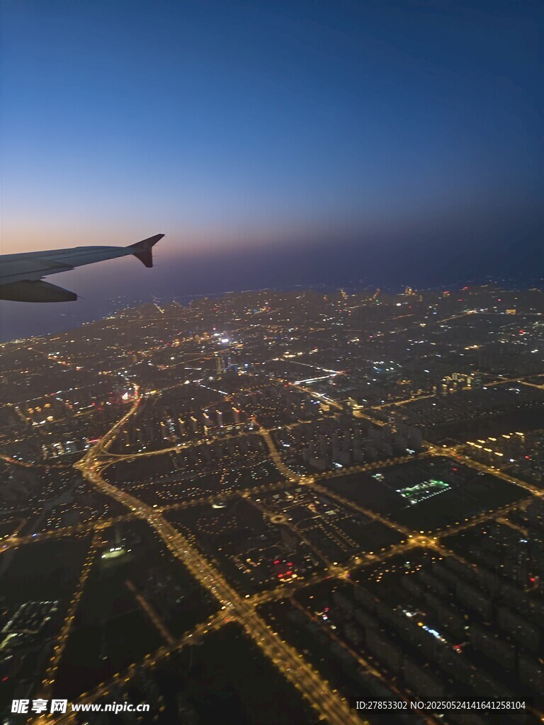 高空俯瞰城市璀璨夜景
