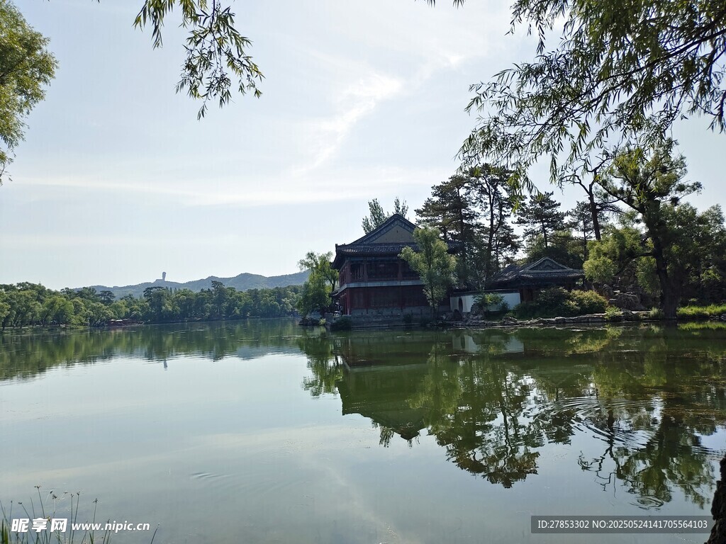 湖畔古建倒影如畫美景