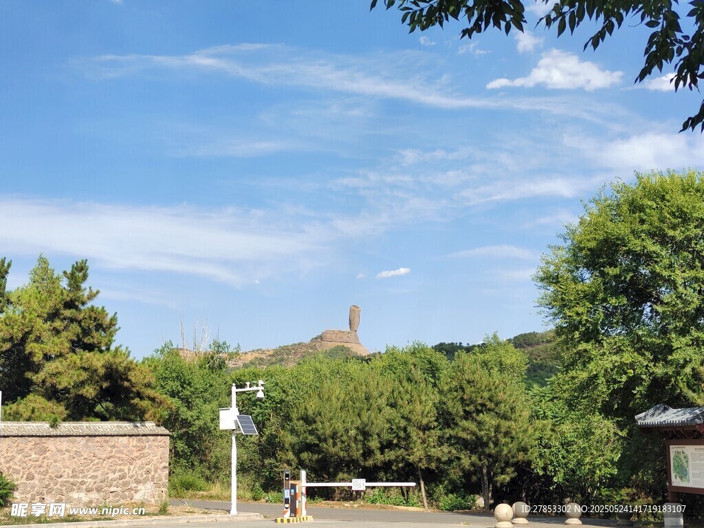 公園綠樹藍天景致宜人