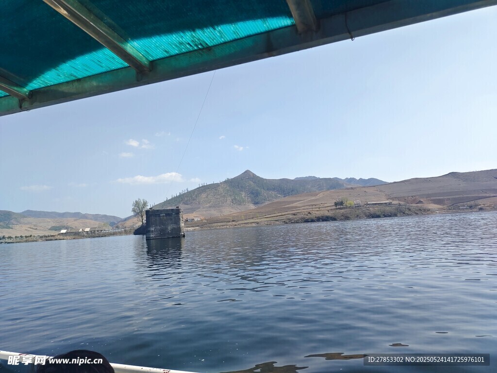 乘船賞湖景中的遠山