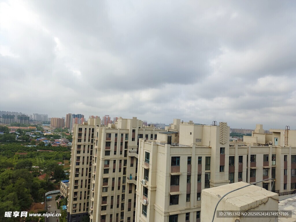 城市高樓與遠(yuǎn)處云霧景觀