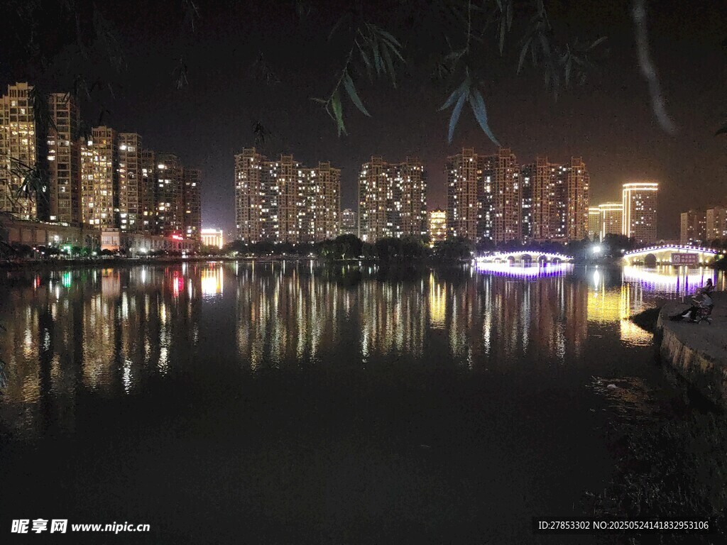 城市夜景湖面倒影