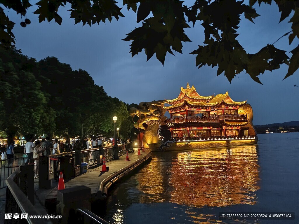 西湖夜景中的古典建筑