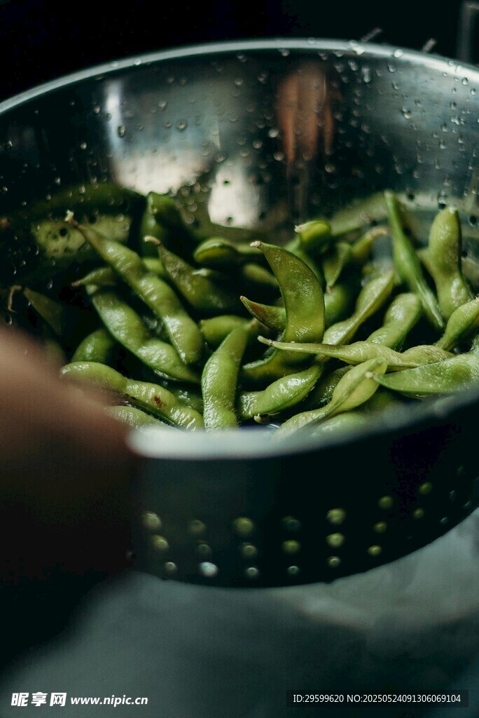 清洗中的鮮嫩毛豆