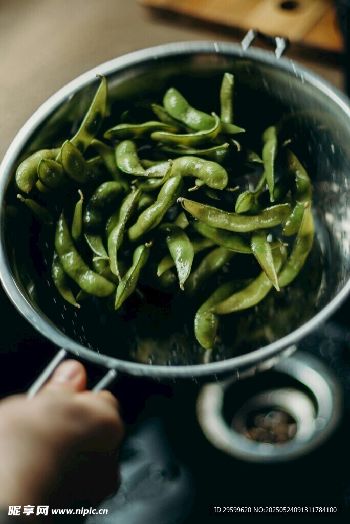 鍋中翻炒的鮮嫩青椒