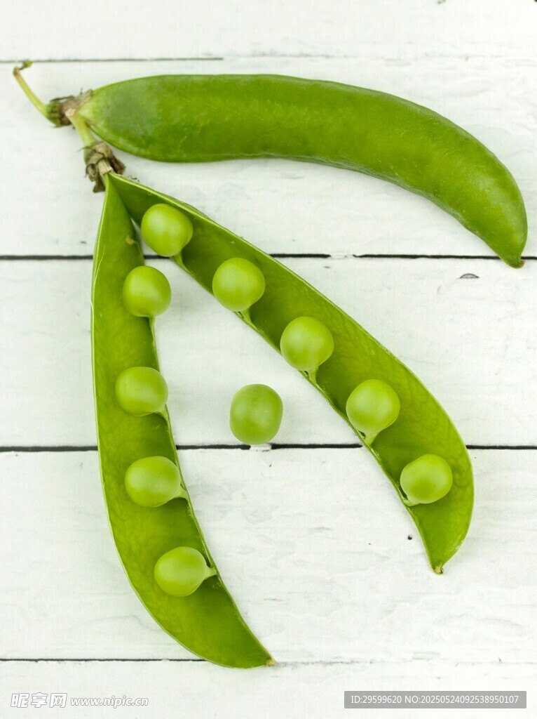 新鮮剝開的翠綠豌豆