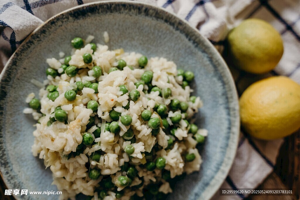豌豆炒飯配檸檬