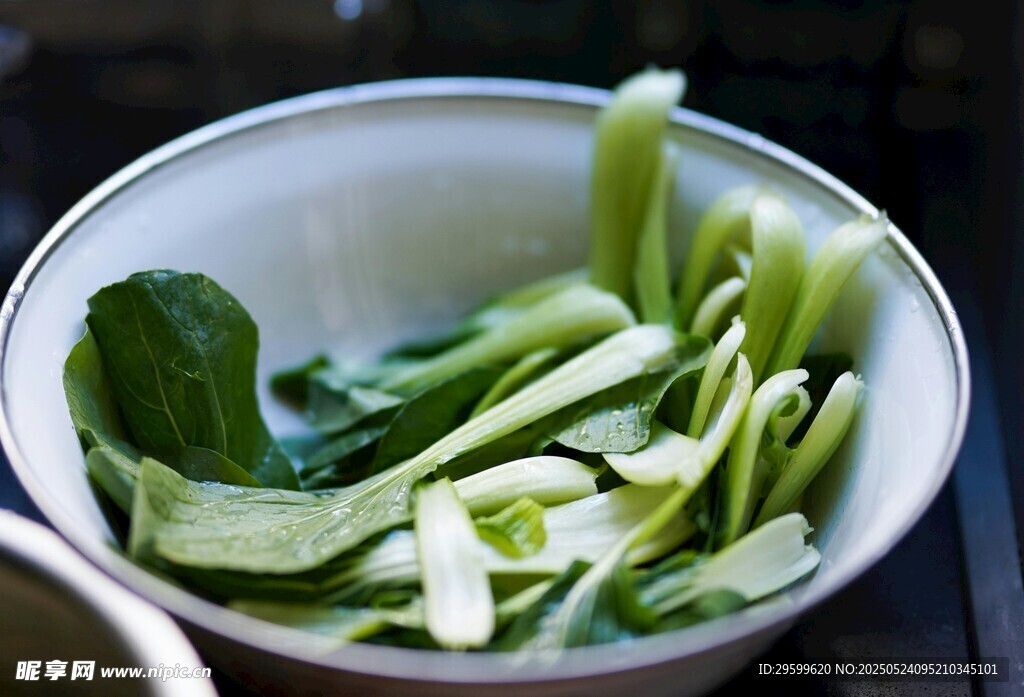 碗中鮮嫩青菜切段