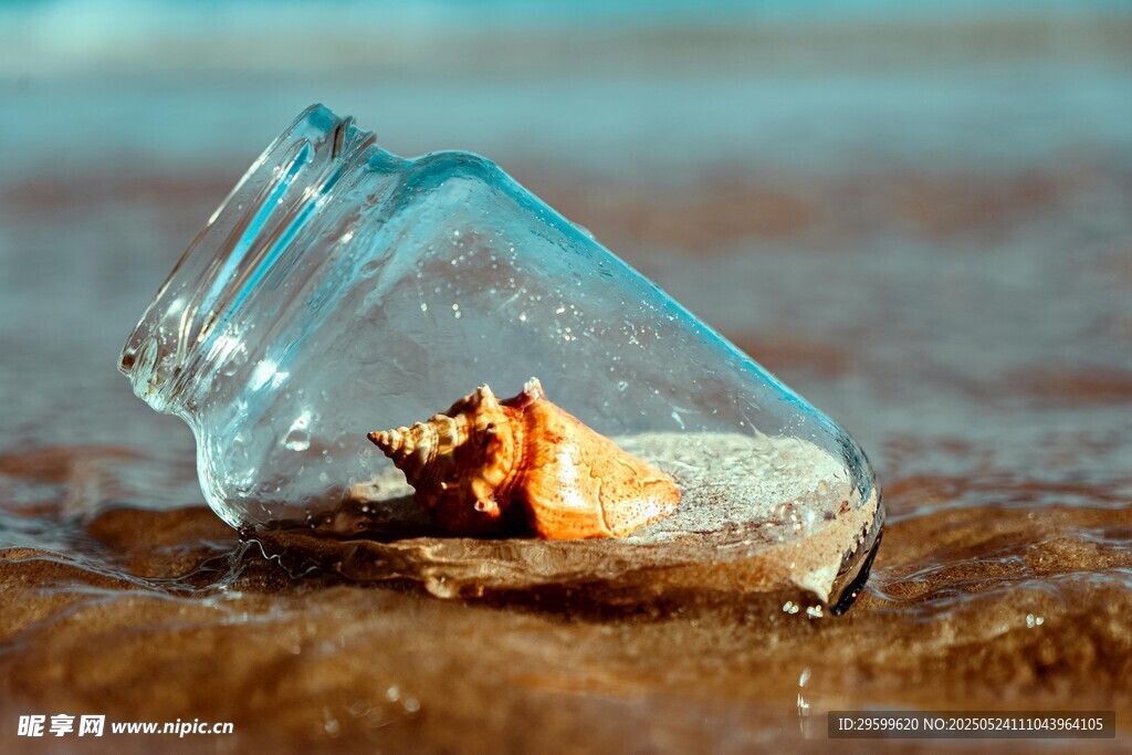 沙灘上裝著貝殼的漂流瓶