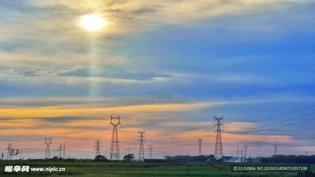夕陽下的輸電塔景觀