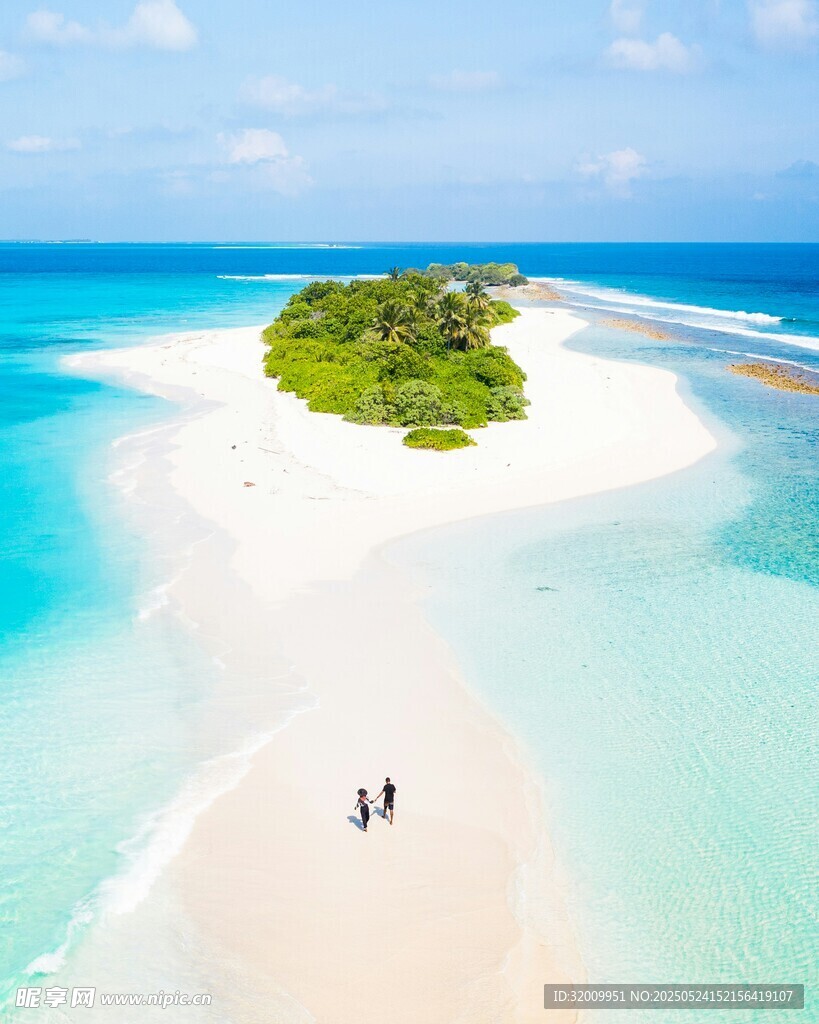 美麗海島雙人漫步美景