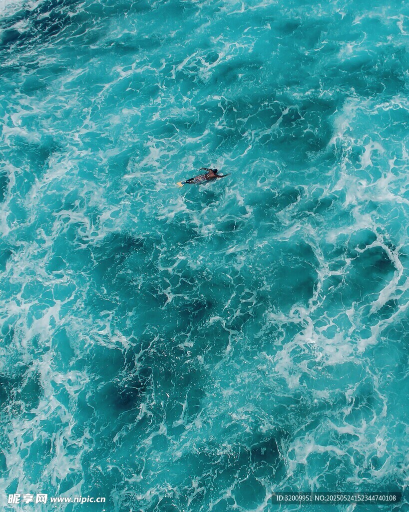 清澈海水中的游泳者