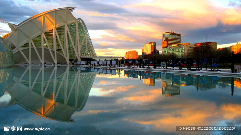 夕陽下的城市建筑景觀