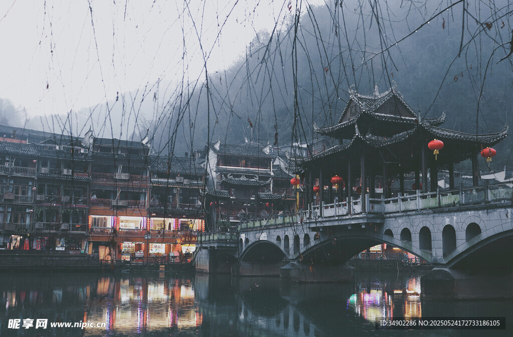 煙雨古鎮夜景