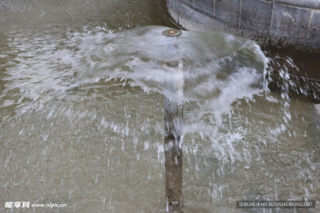 水流沖擊地面濺起水花