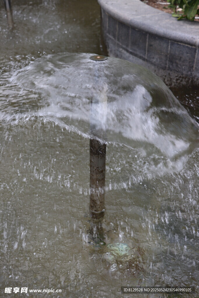 噴泉噴水瞬間水花四濺
