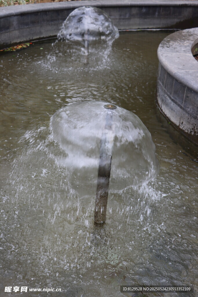 噴泉池中水花靈動