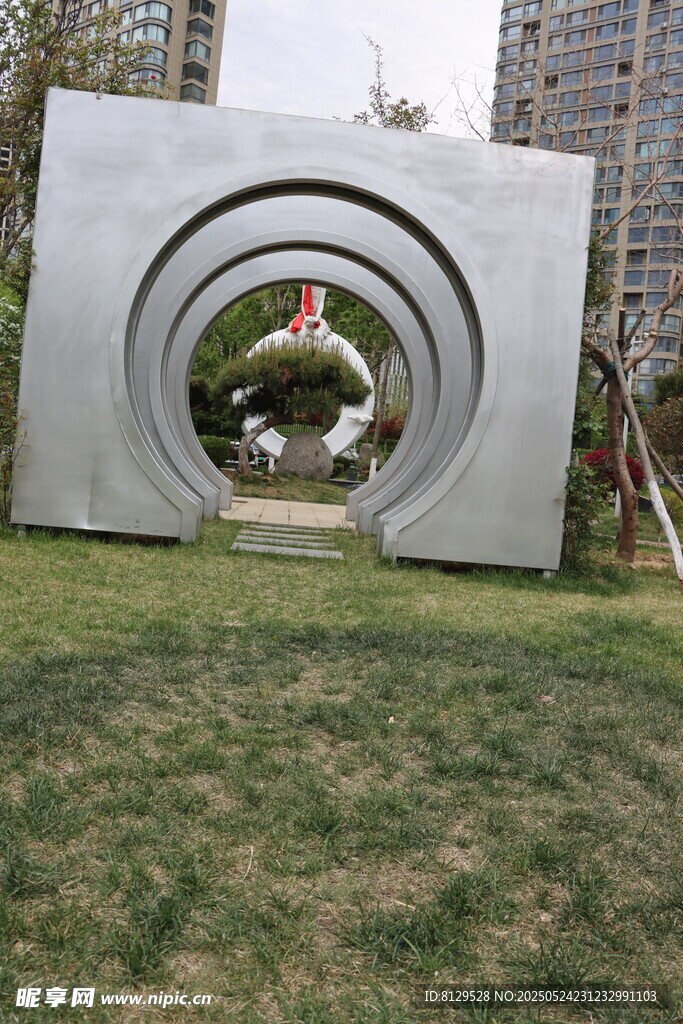 城市草坪上的環(huán)形藝術(shù)雕塑