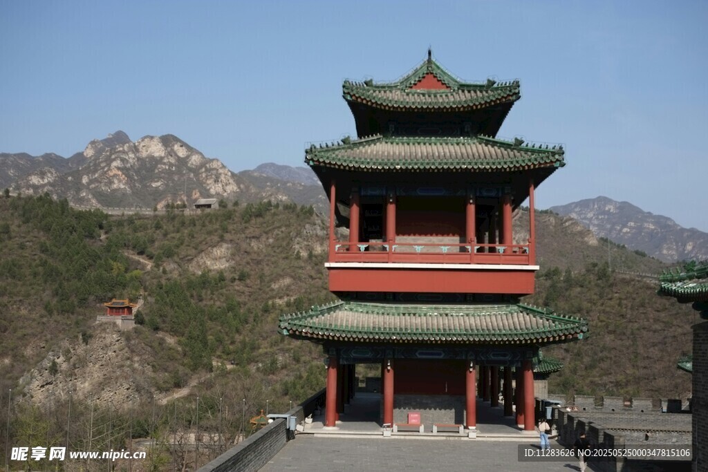 中式多層古塔屹立山間