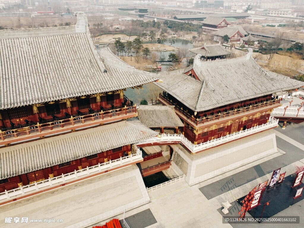 俯瞰中式古建筑群