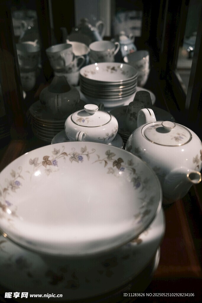 精美中式瓷器餐具展示