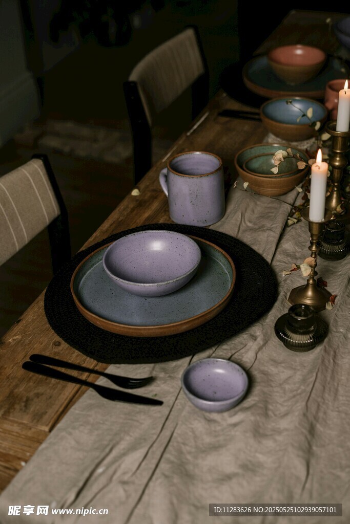 溫馨餐桌餐具布置場景
