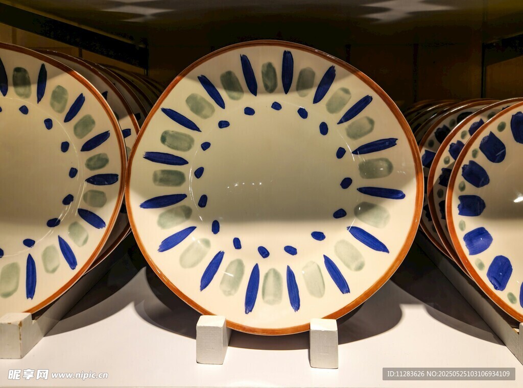 精美藍白花紋陶瓷盤展示