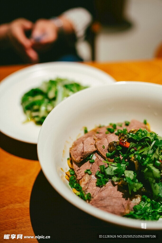 美味牛肉蔬菜湯面