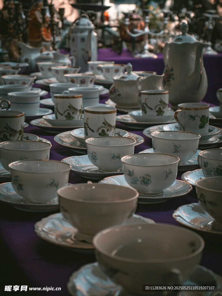 整齊擺放的精美茶具