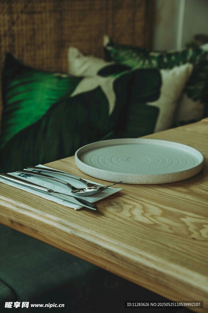 木質(zhì)桌上的餐盤與餐具