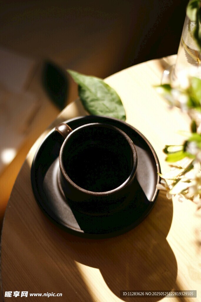 陽光下的精致黑色茶杯