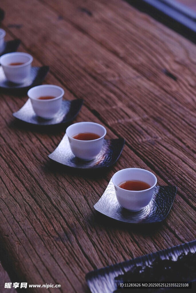 木質桌上的精致茶杯組合