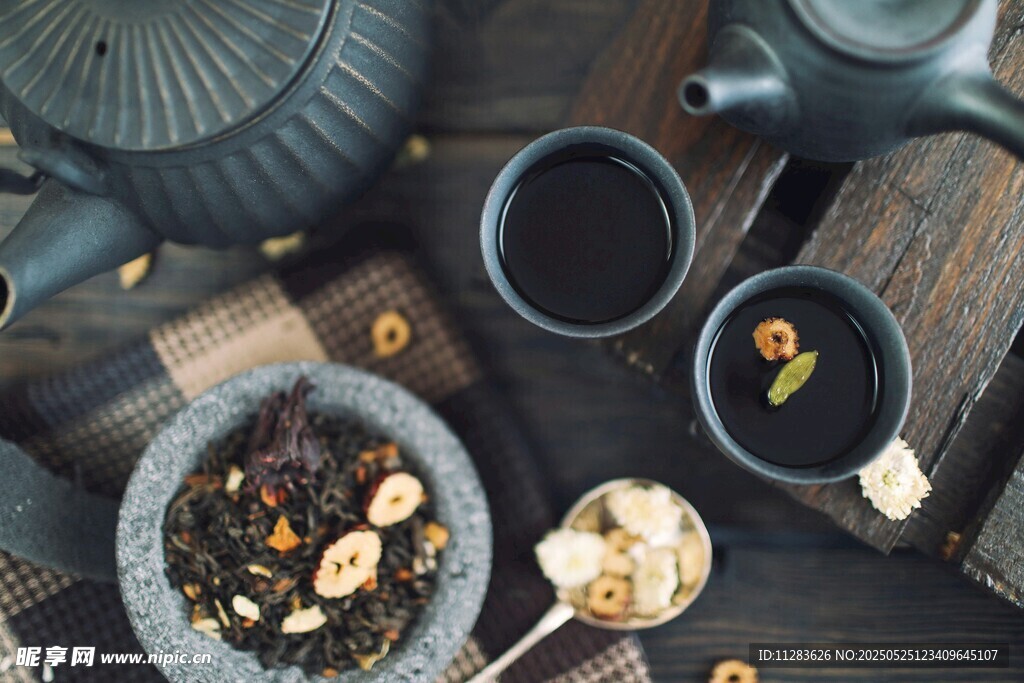 中式茶具與茶飲展示